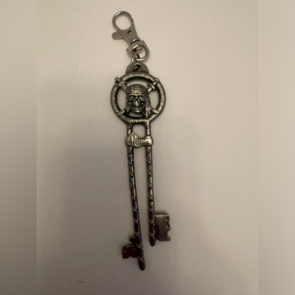 Disney World Parks Pirates of the Caribbean Skull Crossbones Skeleton Key Chain - Picture 2 of 5